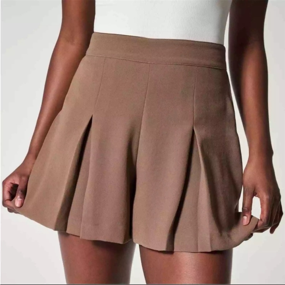 Spanx Carefree Crepe Pleated Short M